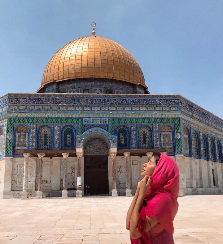 Voluntária diante do Domo da Rocha, na Cidade Antiga de Jerusalém
