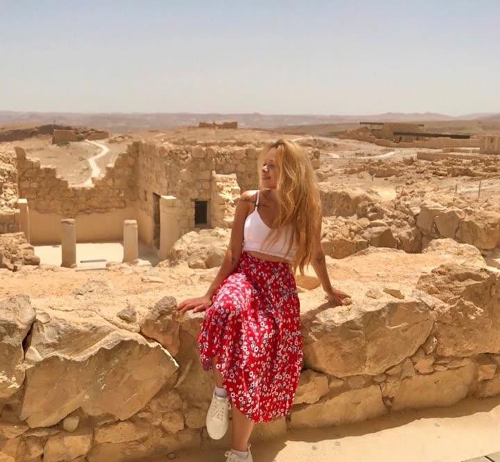 Voluntária entre as ruínas da fortaleza de Massada, no deserto