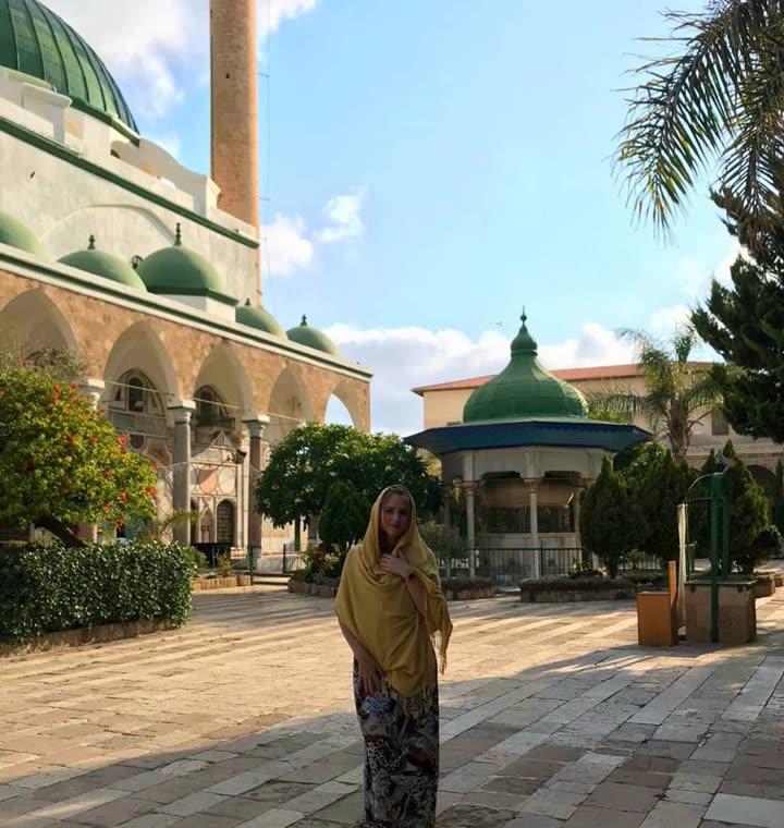 Voluntária no pátio da Mesquita El-Jazzar, na Cidade Antiga de Acre