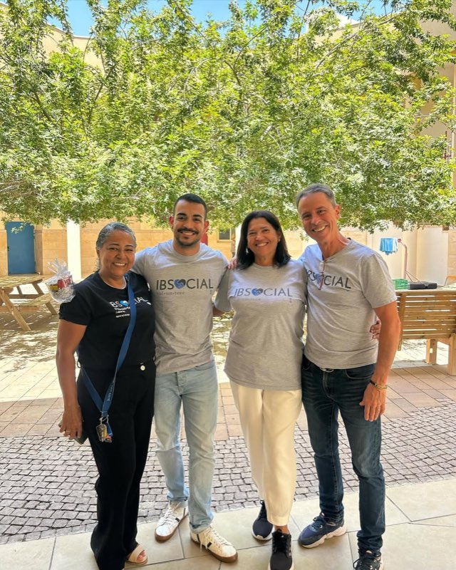 Tulio Henrique com integrantes da IB Social usando o uniforme da organização em Israel