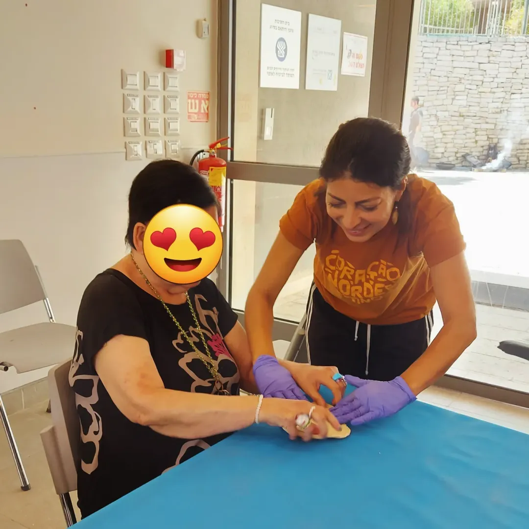 Voluntária em atividade de apoio terapêutico