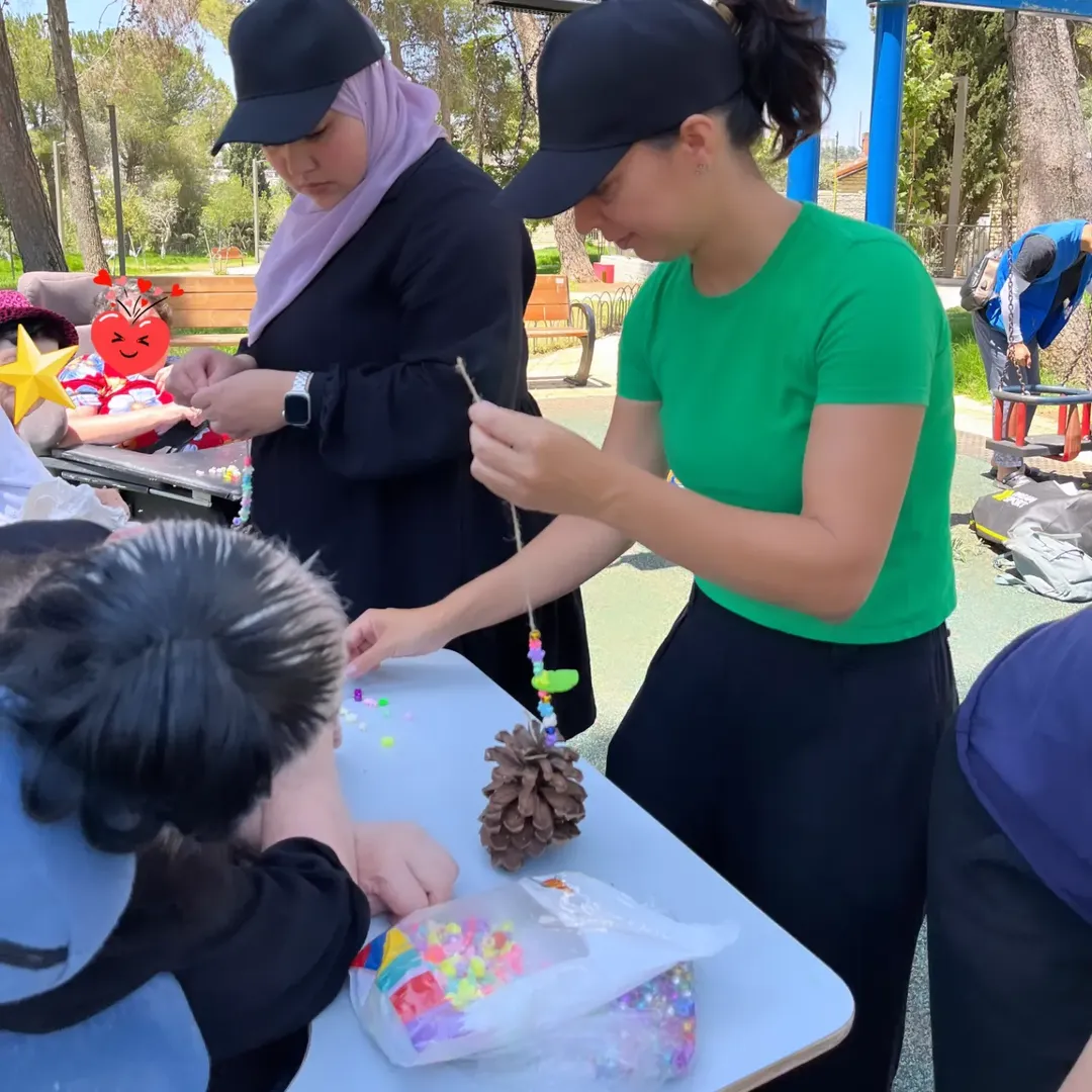 Voluntária conduzindo oficina criativa